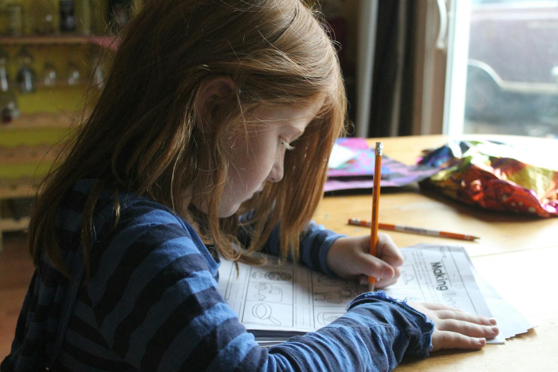 A girl doing her homework | Source: Pexels