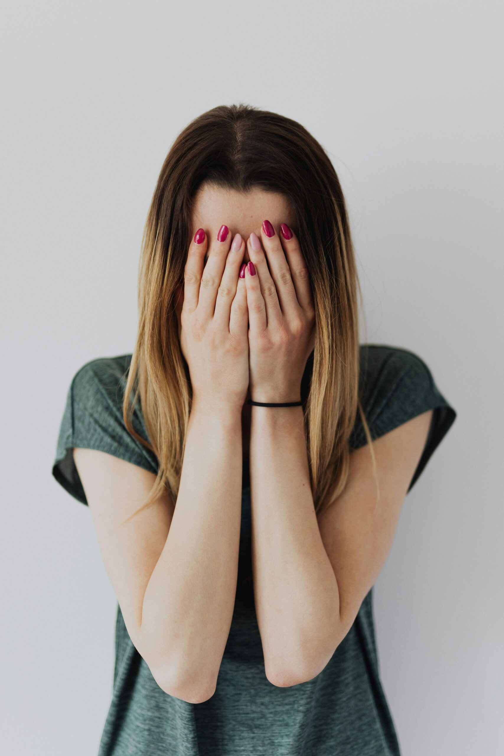 A woman in distress | Source: Pexels