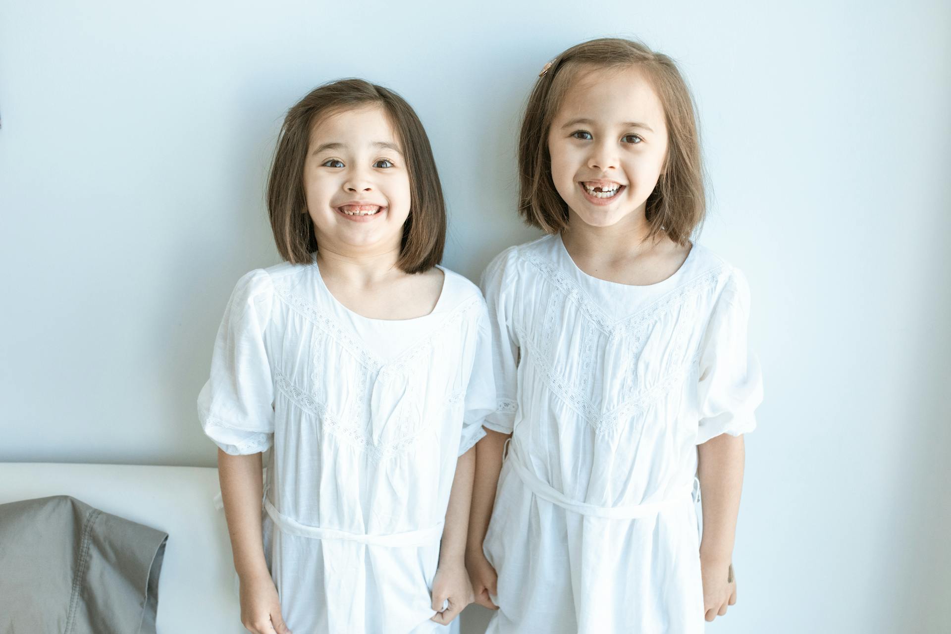Two girls standing together | Source: Pexels